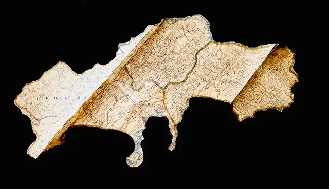 Copertina del volume: una mappa storica della Campania ritagliata e piegata su fondo nero, con i toni seppia della carta antica