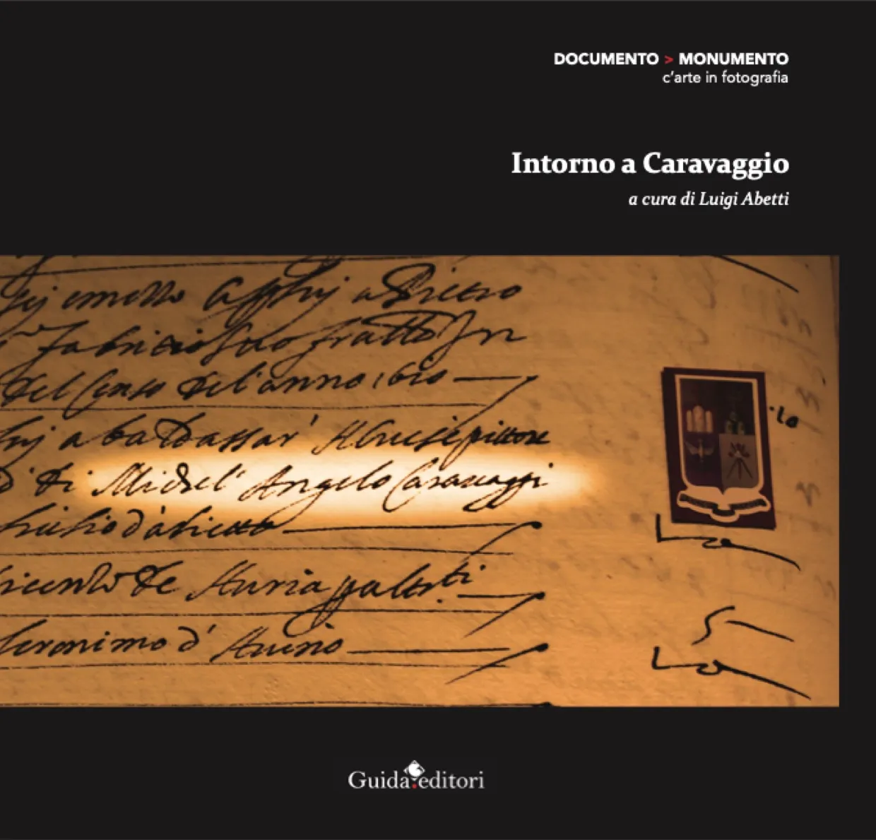 Copertina del volume: la pagina di un antico registro contabile manoscritto, con il nome di Michel'Angelo Caravaggio illuminato da un fascio di luce