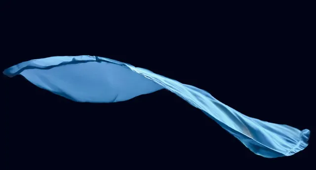 Copertina del volume: un drappo di seta increspata color azzurro Napoli sospeso su fondo scuro