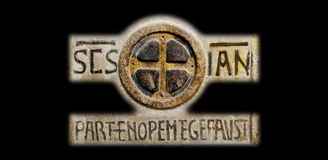 Copertina del volume: epigrafe paleocristiana in pietra con una croce entro un clipeo e l'iscrizione che nomina Partenope, nei toni caldi della pietra