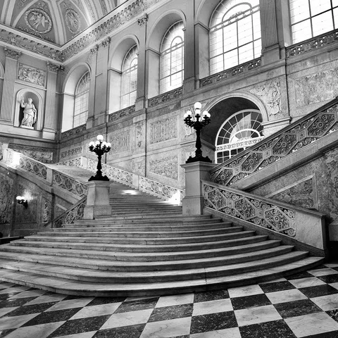 Lo scalone d'onore del Palazzo Reale con i candelabri in bronzo, il pavimento a scacchi e i marmi intarsiati, in bianco e nero