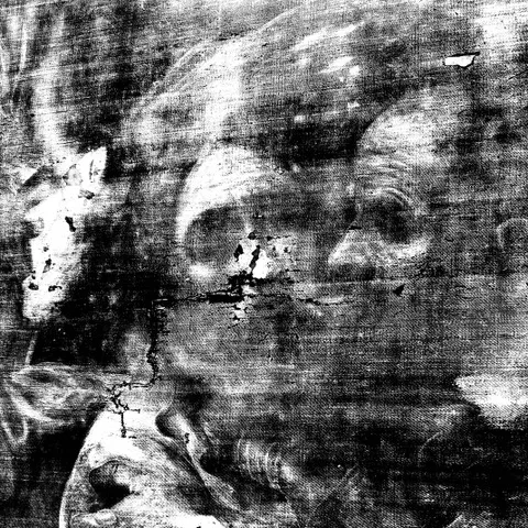 Radiografia di un dipinto su tela: volti che affiorano in negativo dalla trama della tela segnata da crettature, in bianco e nero