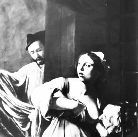 Riproduzione fotografica d'epoca di un dipinto caravaggesco, con una giovane donna colta di sorpresa e un uomo con berretto alle sue spalle, in bianco e nero