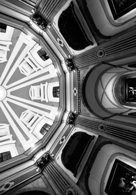 Cupola ottagonale vista dal basso, con i costoloni bianchi che convergono e le cappelle laterali intorno, in bianco e nero