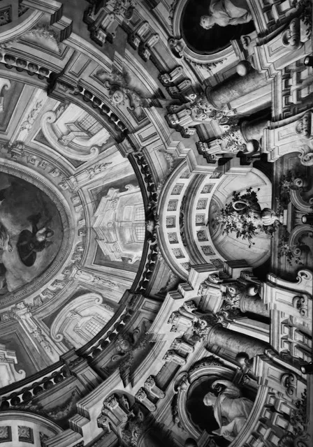 Soffitto dipinto a quadratura prospettica, con balaustre, colonne e figure affrescate che sfondano illusionisticamente la volta, in bianco e nero