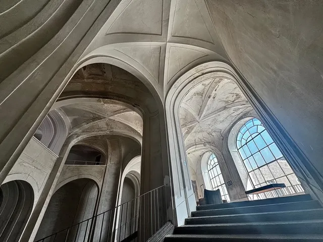 Le volte incrociate dello scalone di Palazzo Cassano Ayerbo d'Aragona, con le rampe che salgono verso le grandi finestre ad arco