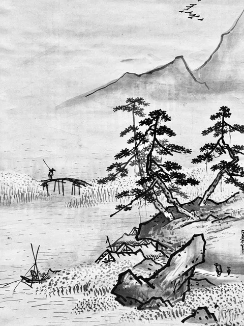 Dipinto tradizionale a inchiostro con paesaggio di montagne, pini, un ponte con una figura e barche, in bianco e nero