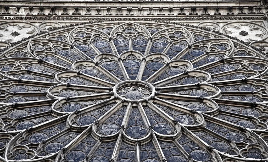 Grande rosone gotico in vetrata di una cattedrale ripreso da vicino, in bianco e nero