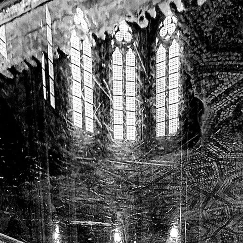 Riflesso distorto e graffiato di tre alte finestre ogivali, dall'aspetto materico e rovinato, in bianco e nero